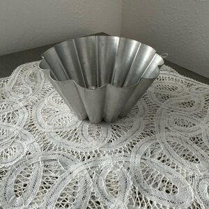 Small Vintage Aluminum Fluted Cake Or Lrg Cupcake Type Pan
5" X 2.5" W/ Dot Ring